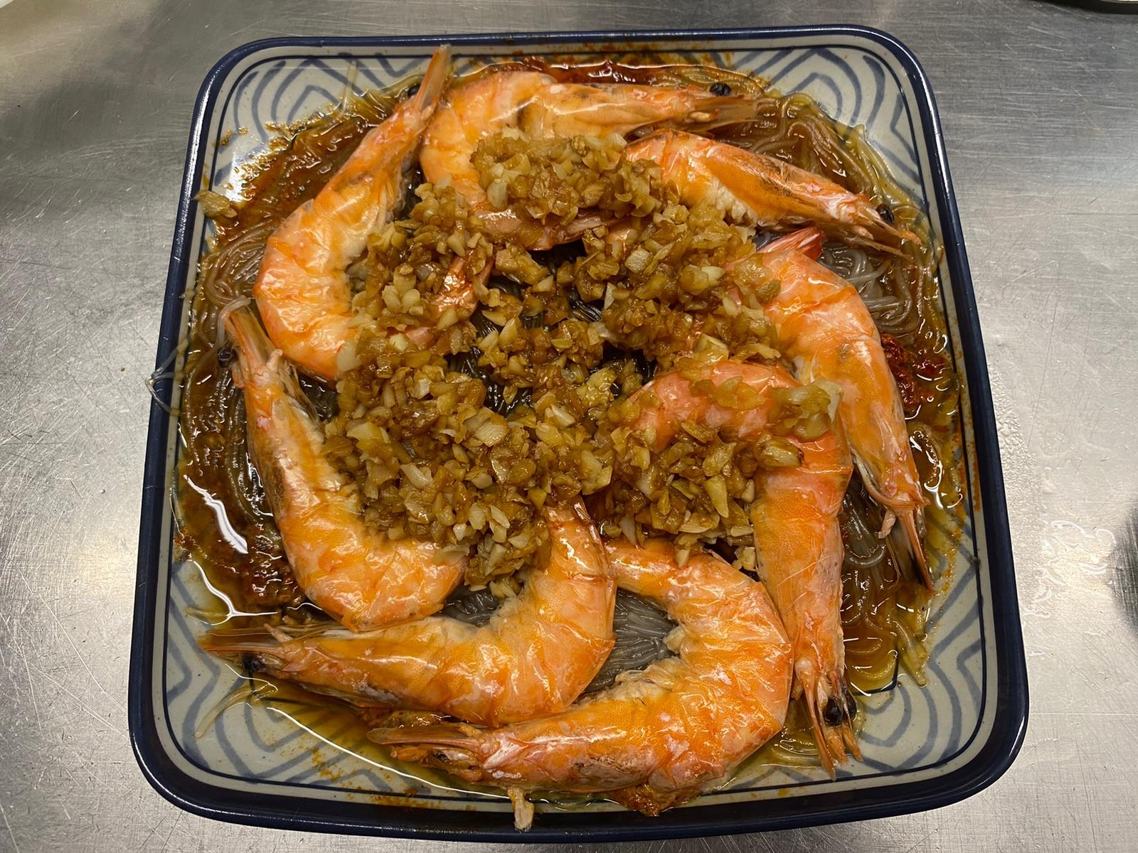 Camarões cozidos no vapor com alho e vermicelli